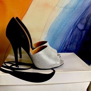 Polka dot Black and white Pumps for Lovely events